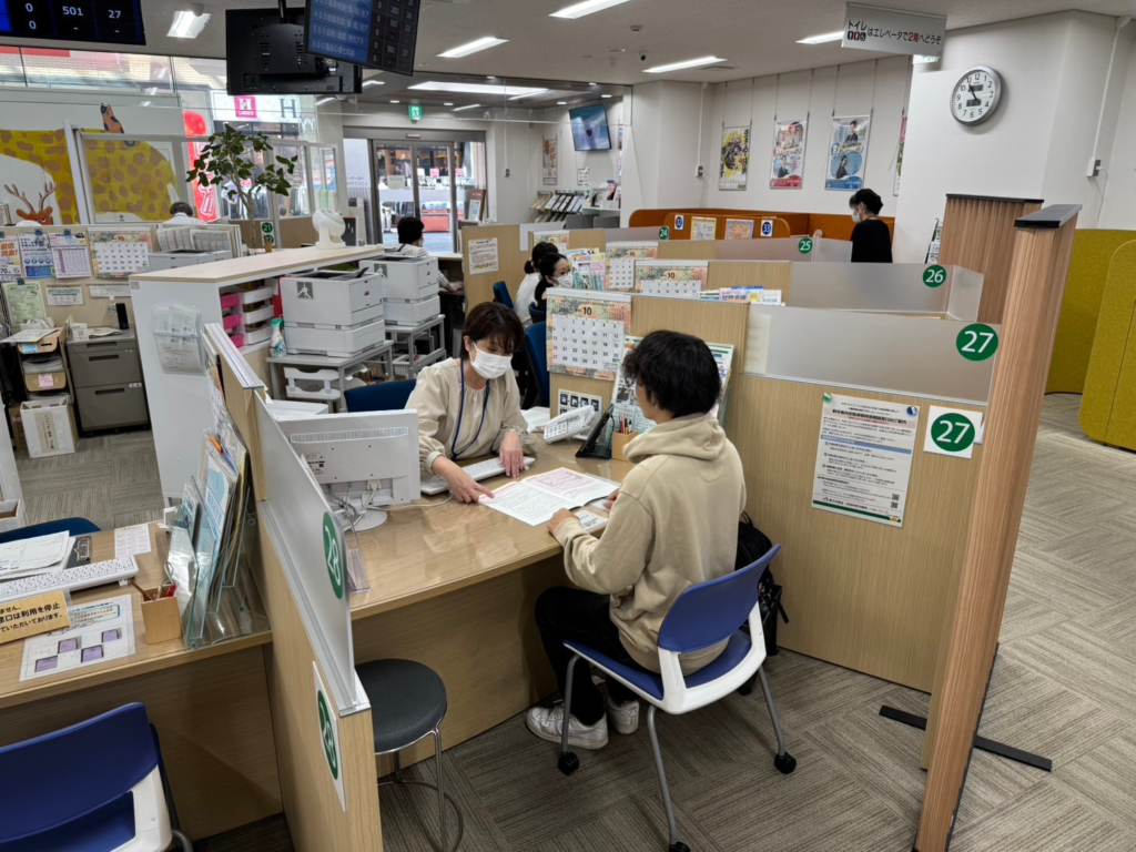 しごとプラザ高松の受付カウンターの写真
相談スペースが広がるしごとプラザ高松の室内風景
求人情報が並ぶラックと閲覧スペース（しごとプラザ高松）
しごとプラザ高松内のフレンドリーな相談スタッフ
温かい雰囲気で利用者を迎えるしごとプラザ高松の内装