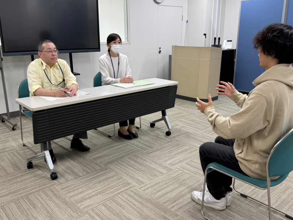 しごとプラザ高松で行われた無料就職相談会の風景
学生向けの模擬面接が開催されているシーン